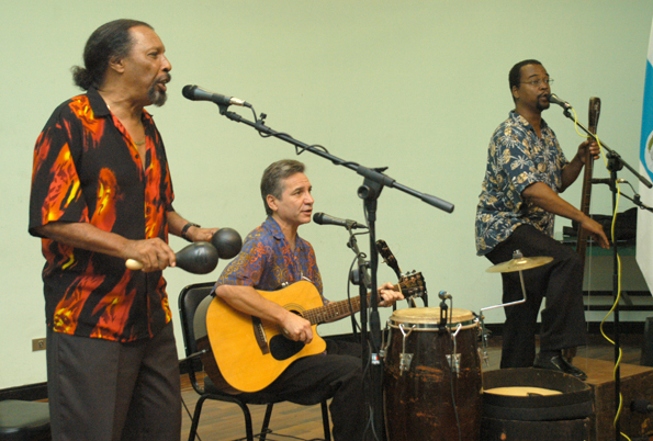 Grupo Calypso Limonense, dirigido por Carlos Saavedra (al centro)